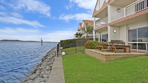 Salt Waterfront Apartment - Accommodation Newcastle 4