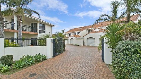 Salt Waterfront Apartment - Accommodation Newcastle 3