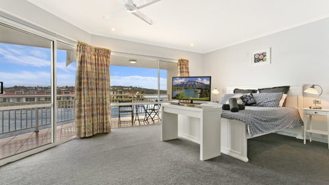 Salt Waterfront Apartment - Accommodation Newcastle 10