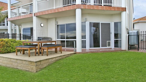 Salt Waterfront Apartment - Accommodation Newcastle 6