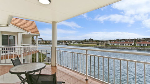 Salt Waterfront Apartment - Accommodation Newcastle 9
