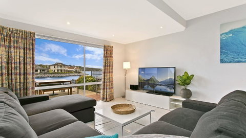 Salt Waterfront Apartment - Accommodation Newcastle 5