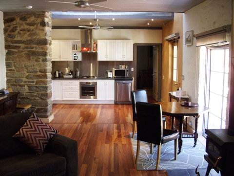 1860 Wine Country Cottages - Accommodation Newcastle 2