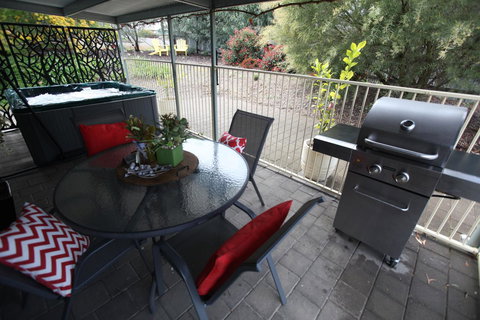 One Tree Bed And Breakfast - Accommodation Newcastle 3