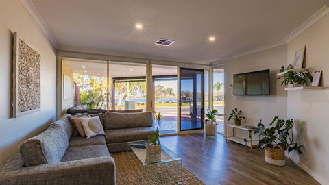 Starboard Views Kalbarri - River Front Apartment - Accommodation Newcastle 0