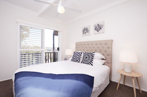 Bright And Spacious Family Home With Leafy Deck - Accommodation Newcastle 4