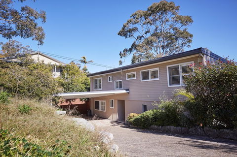 Bright And Spacious Family Home With Leafy Deck - Accommodation Newcastle 32