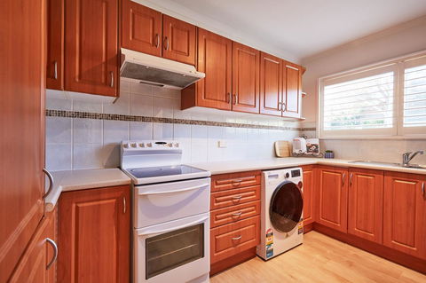 Bright And Spacious Family Home With Leafy Deck - Accommodation Newcastle 17