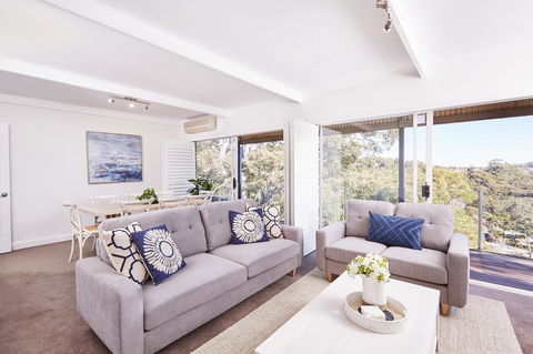 Bright And Spacious Family Home With Leafy Deck - Accommodation Newcastle 0