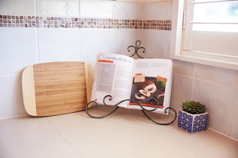 Bright And Spacious Family Home With Leafy Deck - Accommodation Newcastle 20