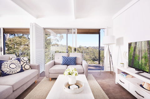 Bright And Spacious Family Home With Leafy Deck - Accommodation Newcastle 14