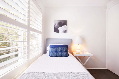 Bright And Spacious Family Home With Leafy Deck - Accommodation Newcastle 25