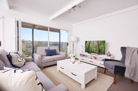 Bright And Spacious Family Home With Leafy Deck - Accommodation Newcastle 3