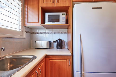 Bright And Spacious Family Home With Leafy Deck - Accommodation Newcastle 19