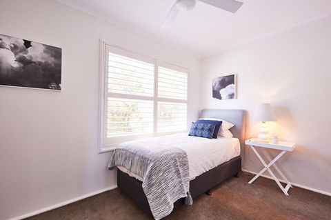 Bright And Spacious Family Home With Leafy Deck - Accommodation Newcastle 24