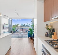 Large Light Luxe 3BDR 2BA Free Parking - walk to Sydney Uni and RPA - Accommodation Newcastle