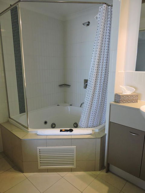 BASE Holidays - Ettalong Beach Premium Apartments - Accommodation Newcastle 16