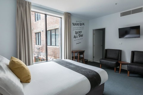 The Lucky Hotel - Accommodation Newcastle 2