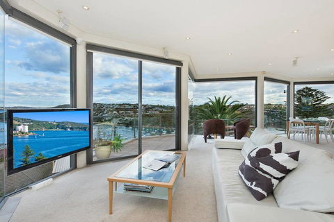 STUNNING MANLY VIEWS - Accommodation Newcastle 3