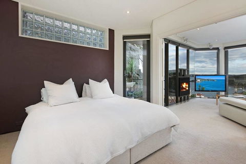 STUNNING MANLY VIEWS - Accommodation Newcastle 7