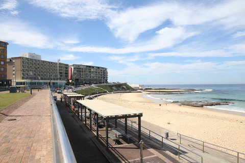 Arena Luxury Beachfront Apartment - Accommodation Newcastle 32