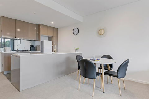 Stylish And Neat Two Bed Apartment In Wentworth Point - Accommodation Newcastle 3