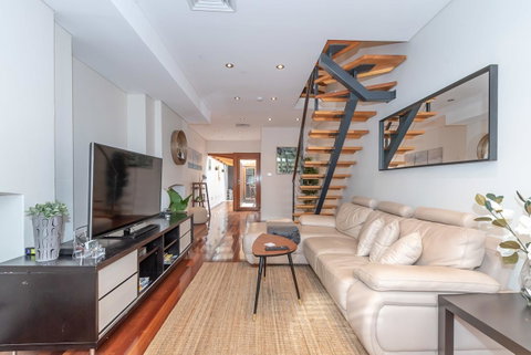 2 Bed House + Loft In Pyrmont - Accommodation Newcastle 0