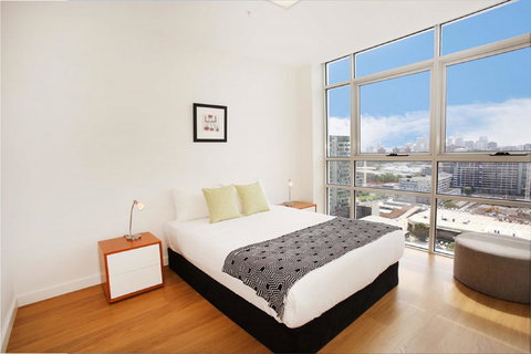 Gadigal Groove - Modern And Bright 3BR Executive Apartment In Zetland With Views - Accommodation Newcastle 5