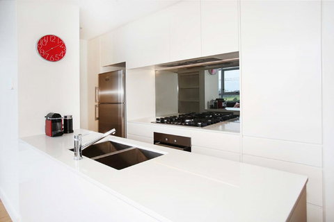 Gadigal Groove - Modern And Bright 3BR Executive Apartment In Zetland With Views - Accommodation Newcastle 3