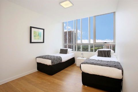 Gadigal Groove - Modern And Bright 3BR Executive Apartment In Zetland With Views - Accommodation Newcastle 6