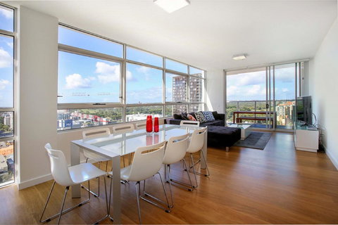Gadigal Groove - Modern And Bright 3BR Executive Apartment In Zetland With Views - Accommodation Newcastle 1
