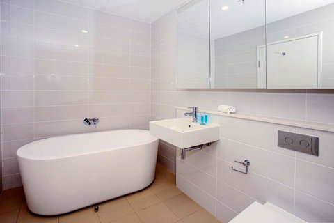Gadigal Groove - Modern And Bright 3BR Executive Apartment In Zetland With Views - Accommodation Newcastle 8
