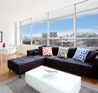 Gadigal Groove - Modern and Bright 3BR Executive Apartment in Zetland with Views - Accommodation Newcastle