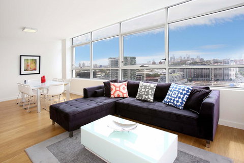 Gadigal Groove - Modern And Bright 3BR Executive Apartment In Zetland With Views - Accommodation Newcastle 0