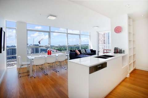 Gadigal Groove - Modern And Bright 3BR Executive Apartment In Zetland With Views - Accommodation Newcastle 2