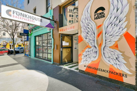 Mad Monkey Downtown - Accommodation Newcastle 0