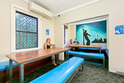 Mad Monkey Downtown - Accommodation Newcastle 7