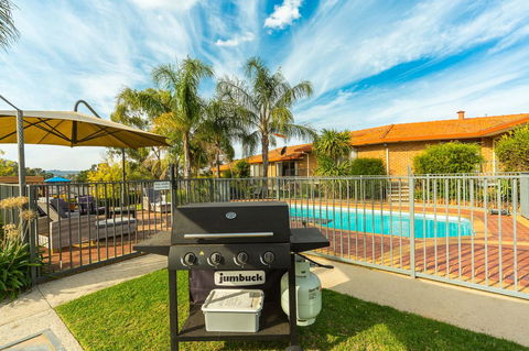 Hume Country Motor Inn - Accommodation Newcastle 2