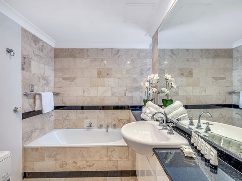 Panoramic Harbour Views And Unbeatable Comfort - Accommodation Newcastle 4
