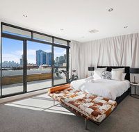 Darling Harbour Penthouse ViewsJacuzzi - Accommodation Newcastle