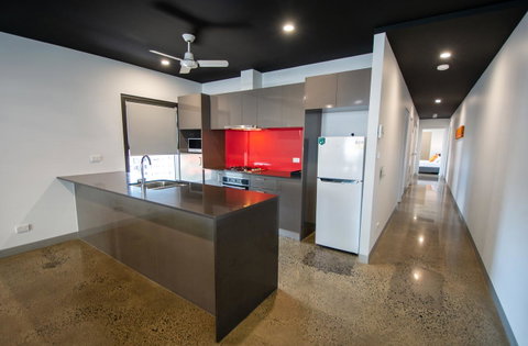 Magnum Serviced Apartments - Accommodation Newcastle 8