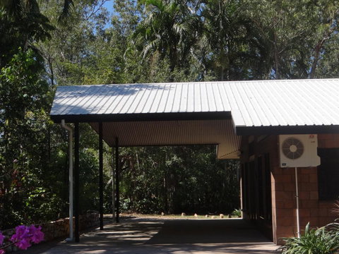 DARWIN'S SHADY ACRES RETREAT - Accommodation Newcastle 3