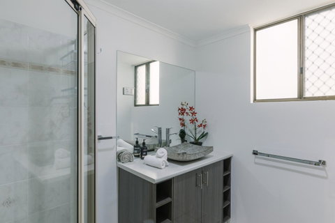 CitySide Apartment - 2 Bedroom With Private Courtyard - Accommodation Newcastle 16