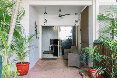 CitySide Apartment - 2 Bedroom With Private Courtyard - Accommodation Newcastle 7