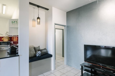 CitySide Apartment - 2 Bedroom With Private Courtyard - Accommodation Newcastle 8