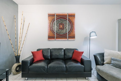 CitySide Apartment - 2 Bedroom With Private Courtyard - Accommodation Newcastle 4