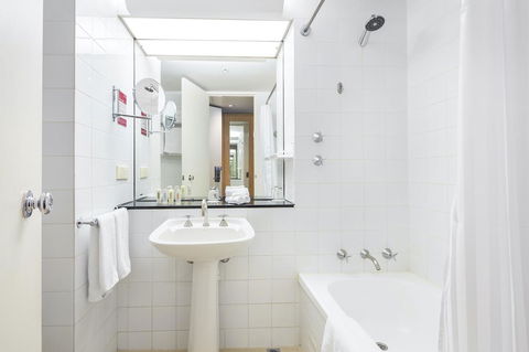 Crowne Plaza Canberra, An IHG Hotel - Accommodation Newcastle 26