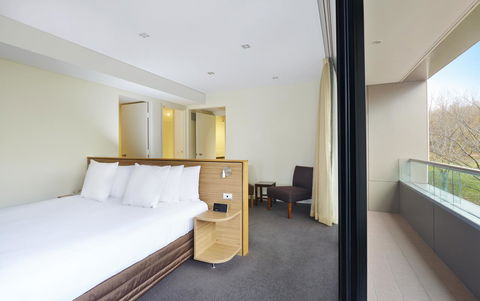 Crowne Plaza Canberra, An IHG Hotel - Accommodation Newcastle 13