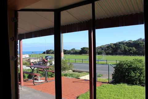 Bott's Beach Retreat - Accommodation Newcastle 0