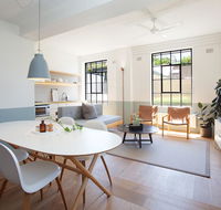 Boutique Sunlit Studio with Designer Furnishings - Accommodation Newcastle